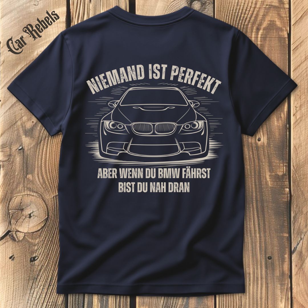 Niemand ist perfekt BMW eXX T-Shirt Backprint - Car Rebels