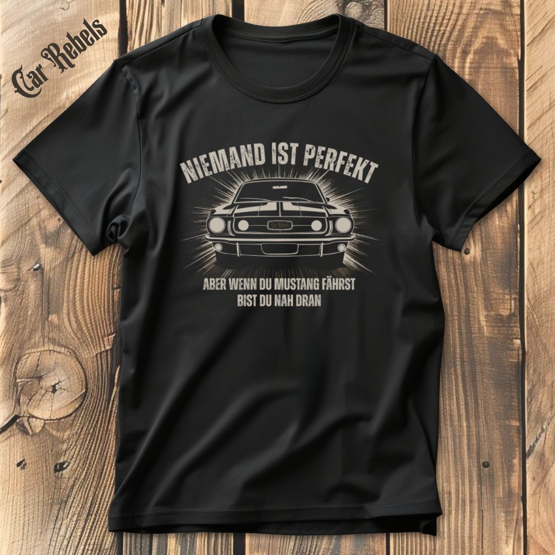 Niemand ist perfekt Ford Mustang T-Shirt - Car Rebels