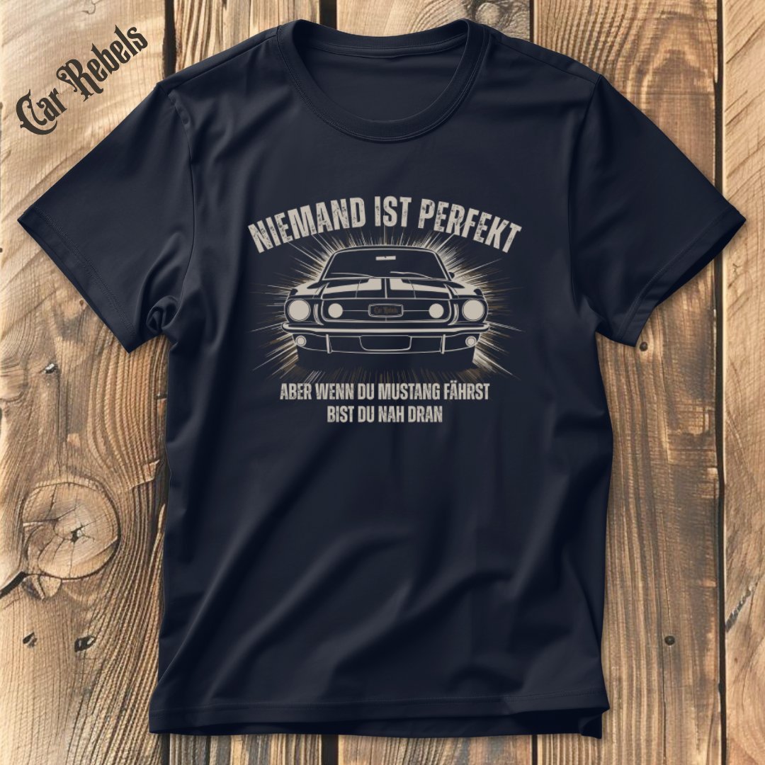 Niemand ist perfekt Ford Mustang T-Shirt - Car Rebels