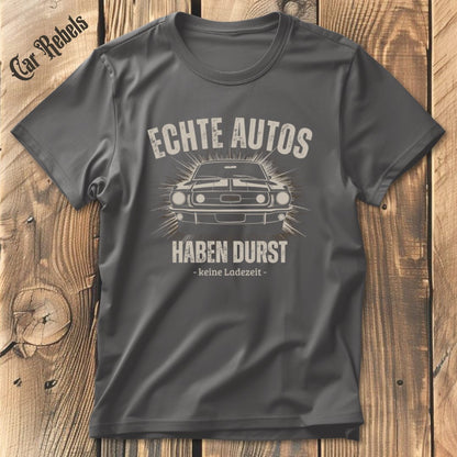 Durst statt Ladezeit Ford Mustang T-Shirt - Car Rebels