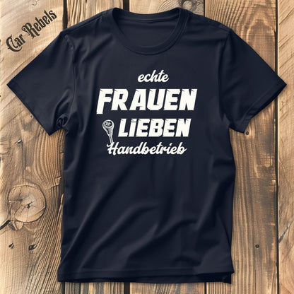 Echte Frauen lieben Handbetrieb | Unisex T - Shirt - Car Rebels