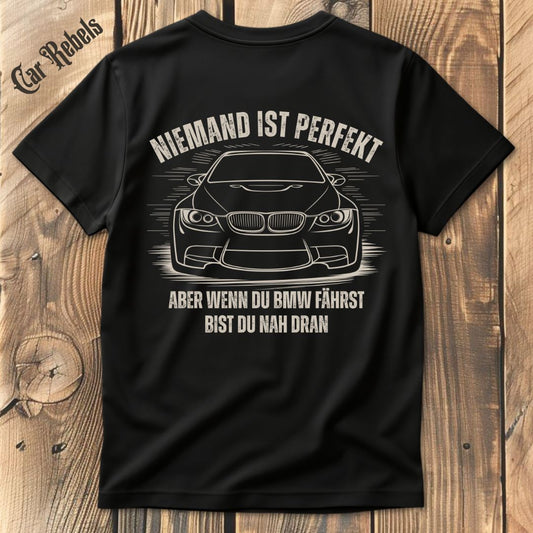 Niemand ist perfekt BMW eXX T-Shirt Backprint - Car Rebels