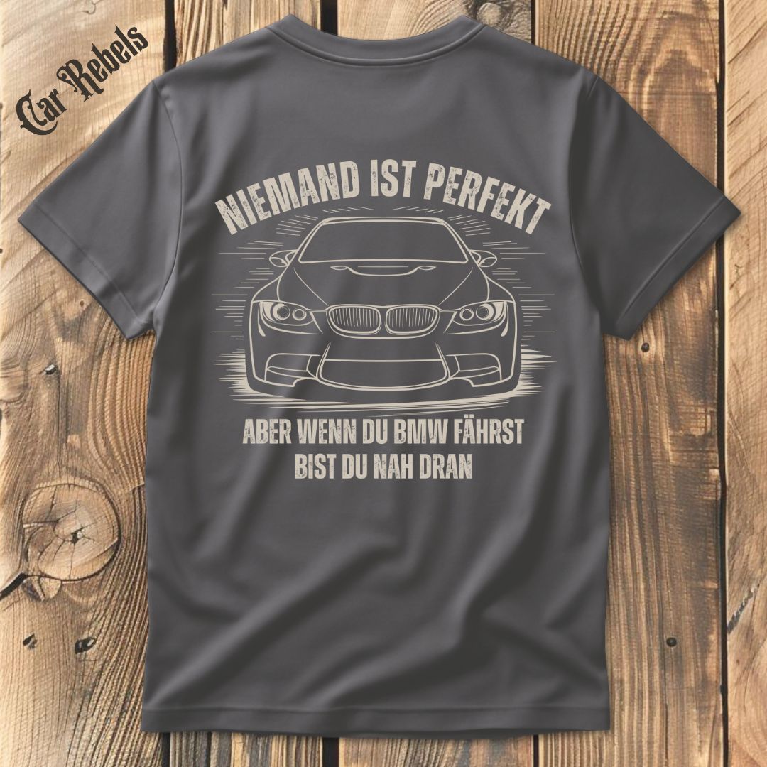 Niemand ist perfekt BMW eXX T-Shirt Backprint - Car Rebels