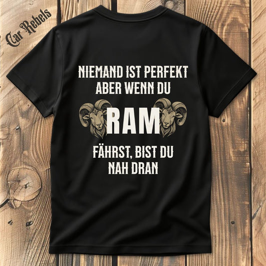 Niemand ist perfekt - RAM T-Shirt Backprint - Car Rebels