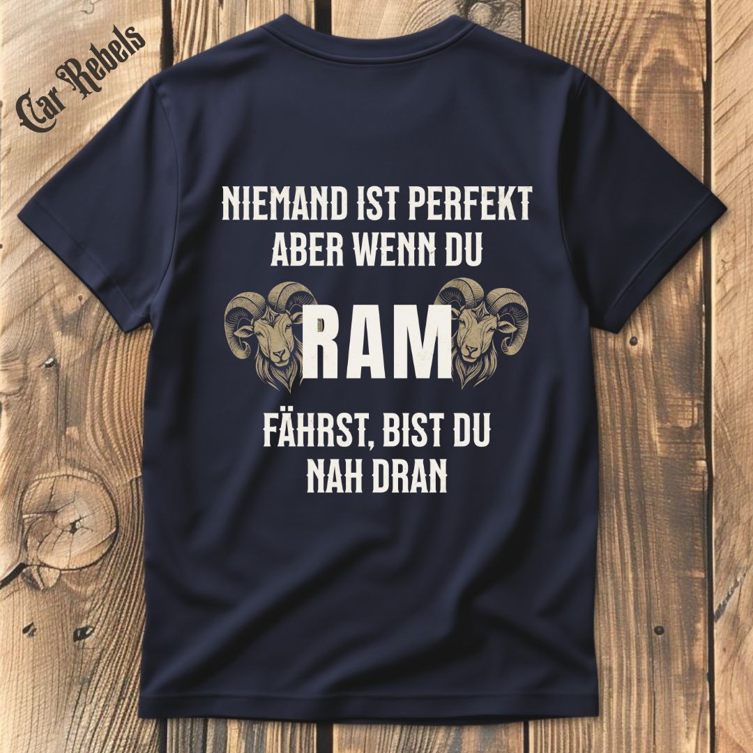 Niemand ist perfekt - RAM T-Shirt Backprint - Car Rebels