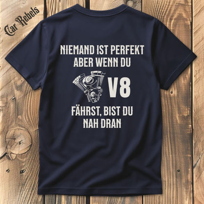Niemand ist perfekt - V8 T-Shirt Backprint - Car Rebels