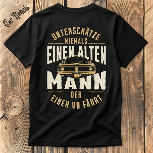 Unterschätze nie einen alten Mann T-Shirt Backprint - Car Rebels
